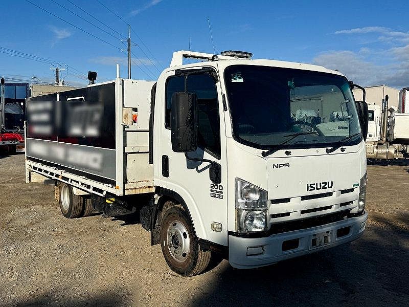 2013 Isuzu Npr 200 4X2 Tyre Truck